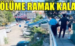 FREN YERİNE GAZA BASAN KADIN SÜRÜCÜNÜN ARACI KORKULUKLARDA ASILI KALDI