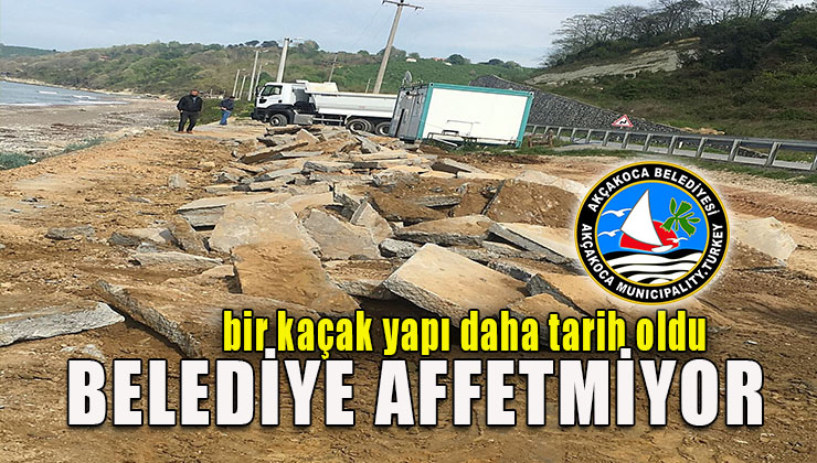 Belediye ekipleri, kıyıya yakın beton temeli kepçeyle yerinden söktü