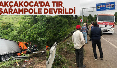 AKÇAKOCA’DA TIR ŞARAMPOLE DEVRİLDİ