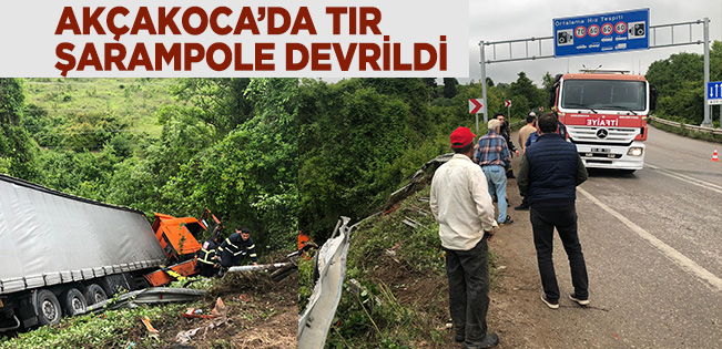 AKÇAKOCA’DA TIR ŞARAMPOLE DEVRİLDİ