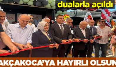 AKÇAKOCA’DA YENİ BİR LEZZET NOKTASI… TARİHİ BAFRA PİDECİSİ GÖRKEMLİ BİR TÖRENLE AÇILDI